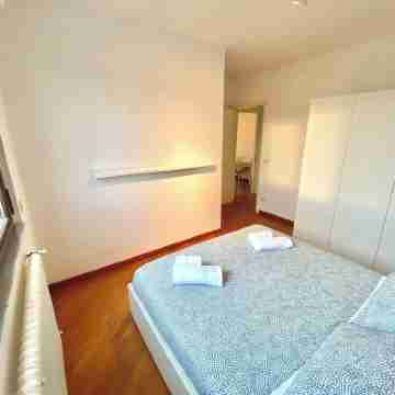 Between downtown, station and hospital with reserved parking space Rooms