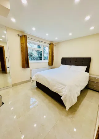 2 Bedroom Luxury Flat or Appartment near Heathrow with Garden Отели в г. Аксбридж