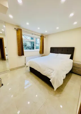 2 Bedroom Luxury Flat or Appartment near Heathrow with Garden
