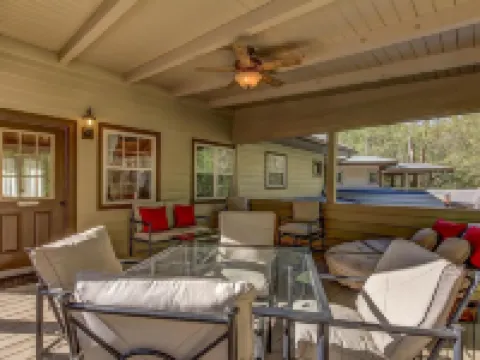 Luxurious King bedroom Suite nestled in the North Georgia Mountains