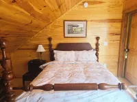 Hannah's Hideaway - Sleeps 6, secluded cabin in Stuart with mountain views