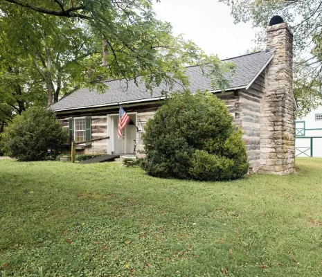 Elegant 1800's cabin in charming downtown Franklin 25 min South of Nashville