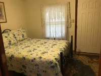 Charming 4-bedroom farmhouse in delightful Hinton with WiFi, AC