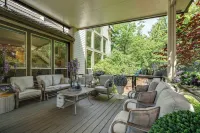 Luxury Modern Vacation House Hotels in Happy Valley