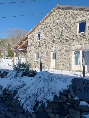 Village house Gîte de La Roche Отели в г. Сен-Жюльен-Шаптёй