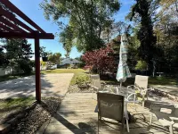 Cozy 4BR Lagoon Cottage, King Bed, Hot Tub, Game Room, Gym, Family Fun, kayaks Hotels in Brick