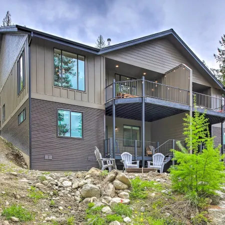 Elegant Priest Lake Townhome ~ 1 Mi from Lake
