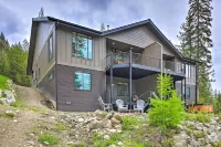Elegant Priest Lake Townhome ~ 1 Mi from Lake - balcony