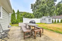 Charming Old Saybrook Cottage < 1 Mi to Beach - Kitchens