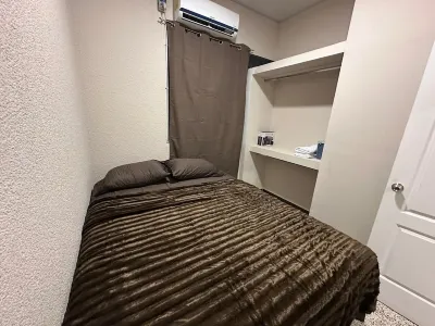 Apartamento de 2 habitaciones, AC, baño, Netflix, Wi-Fi, lavandería y garaje. Hotels in 