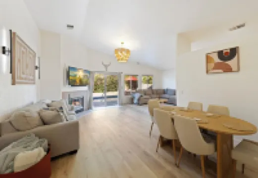 Desert Dreams - Charming 2-bedroom house with a salt water pool