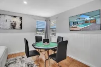 Designer 6 Bedroom | Game Room | 10 Min To Beach!