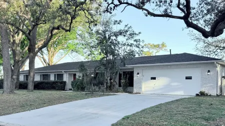 This is it: Red Door Vacay House in Delightful Brandon with Game Room and Pool