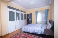 Amazing a newly built bungalow 4 bedrooms, 2 living rooms and 3 bathrooms. Hotels in Mahalaxmi