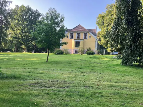 Pond house with loggia on an old estate in the middle of Rügen فنادق في Parchtitz