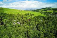 Glenardle Lodge - Riverside Highland Lodge w/ Hot Tub & Forest Views