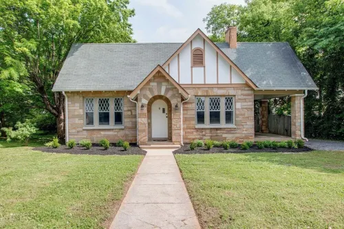 GUEST FAVORITE 3-bed stone cottage home in Murfreesboro close to Nashville