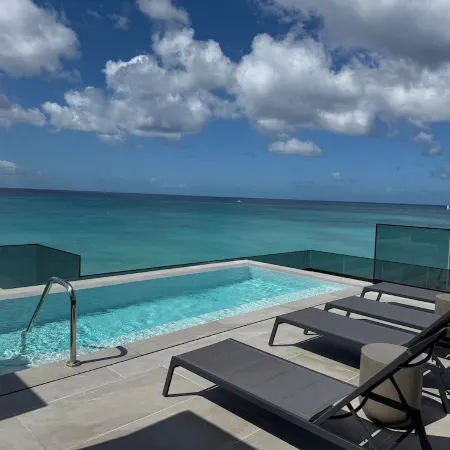 Luxurious Oceanfront Condo with Rooftop Pool on Brighton Beach– Sleeps 4