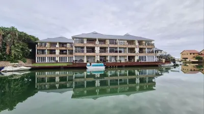 Spacious 3-bedroom apartment on the Marina - 850m from the beach! Paradise Beach附近的飯店