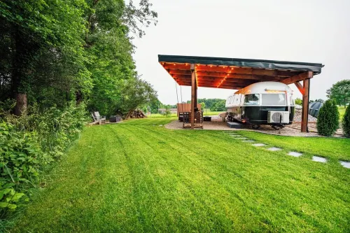 Unique Cozy Argosy Airstream with Hot-Tub, Very Private Hotels in Wayne Township