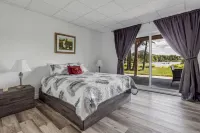 Villa du Lac Poulin waterfront