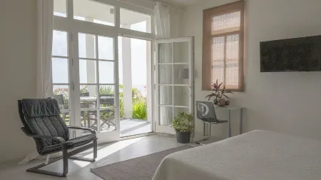 Whale Tails Hotel Отели в г. Ораньестад