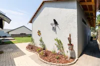 Luxe Suburban Haven 10 mins away from OR Tambo Airport .Load shedding Friendly