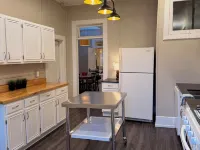 Charming Downtown Apartment with Bluff Views in Historic Decorah. โรงแรมในเดคอราห์