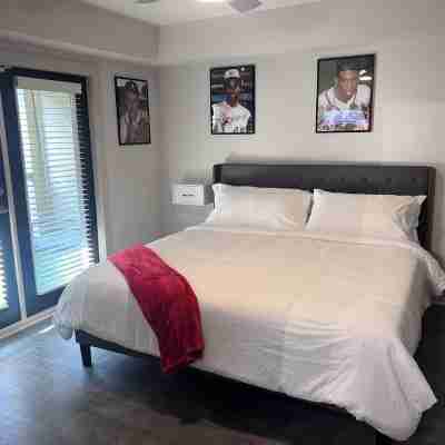 Cozy 1BR Retreat - 15min to Midtown ATL - 1mi to Truist Park - Free Parking Rooms