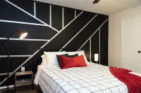 Rustic Luxe Loft: A King Bed Hideout with Edge - شرفة