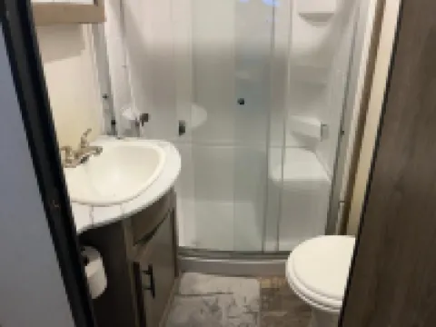 Cozy 2-bedroom RV with WiFi, A/C, full kitchen. Just walking distance from lake ナイスのホテル