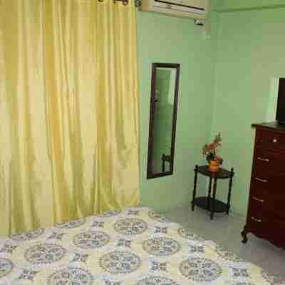 Elegant & Stylish 2BR Condo New Kingston Rooms