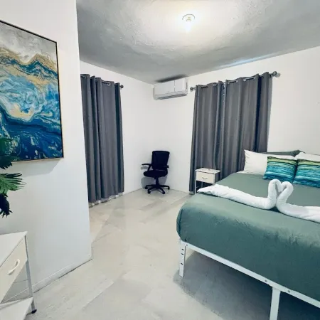 3-bedroom house in Dorado neighborhood with WiFi, AC Отели в г. Дорадо