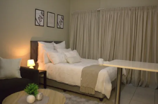 Cozy Midrand Studio - Next to Gautrain Station + wifi