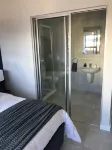 Safe and clean apartment in Greenstone Hill close to Gautrain Station. Hotels in Lethabong