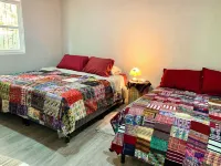 Lakefront  2-bedroom villa with stunning views of lake and mountains Hotels in 