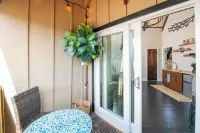 Remodeled Lofted Apartment over Ooey Gooey Café