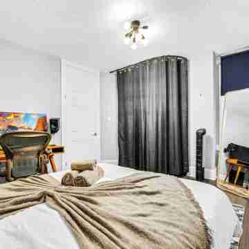 DT Oasis 2 bed w/Parking & 15 min to CN Tower Rooms