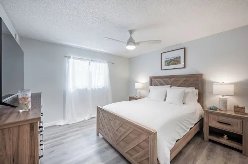 Charming 2-bedroom house in welcoming Sarasota with AC