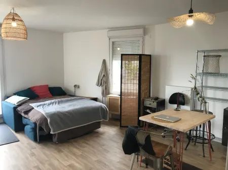 Large studio with direct access to Paris