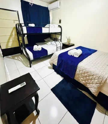 Recently renovated 4 bedroom house San Salvador Отели рядом с достопримечательностью «Собор Святейшего Спасителя»