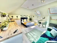 Luxe Chic Retreat - Tropical Vibes - Minutes Walk to Town and Beach - Sleeps 3