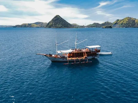 Private Sailling Komodo Cruise Overnight Charter