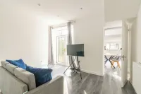 Vibrant 3-Bed Home With Netflix and Large Diner Near Retail and National Parks Hotels in Pontypridd