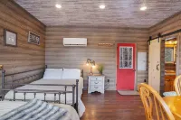 Ranch Cabin w/Hot Tub. Communal Sleeping 2 Queen + Full Trundle