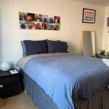 Modern lg 2/2 Condo central Wburg : balcony, prkg, roof, gym. Sleeps 6 Rooms