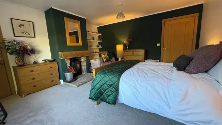 Self contained apartment in idyllic English village. Quiet and peaceful.