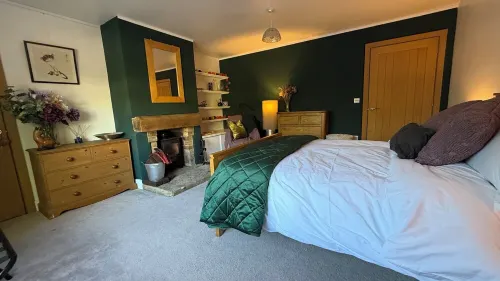 Self contained apartment in idyllic English village. Quiet and peaceful.