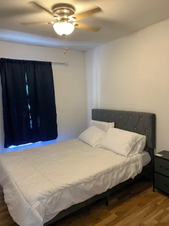 Quiet and comfort one bedroom apt, close to WIU, a kitchen free parking, TV