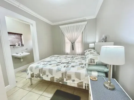 JEFFREYS BAY!!! CLOSE TO POPULAR BLUE FLAG STATUS BEACH!! Отели в г. Джефрис-Бей